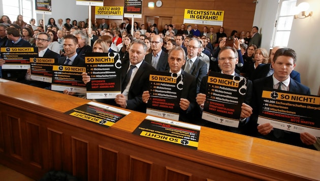 „Rechtsstaat in Gefahr“: Protestaktion gegen den Sparkurs 2018 im Schwurgerichtssaal des Landesgerichtes Klagenfurt (Bild: Uta Rojsek-Wiedergut)