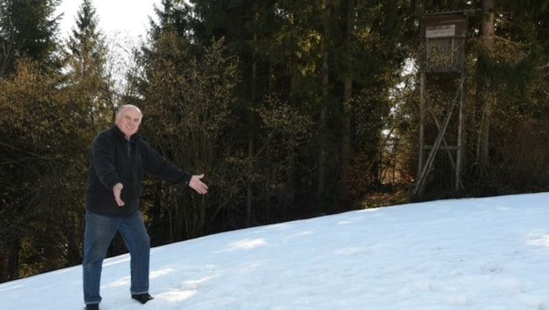 Auf der Wiese vor dem Hochstand seien Fuchs-Köder ausgelegt gewesen, erklärt Eduard Schmacher. (Bild: ZOOM.TIROL)