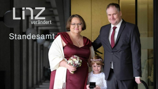 Sie sagten nun „Ja!“ zueinander Manuela und Ralph Aichinger, mit ihrer kleinen Tochter und Trauzeugin Elly. (Bild: Horst Einöder/Flashpictures)