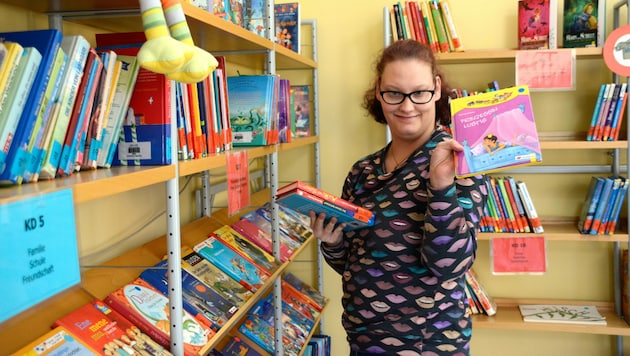 Michelle Gatterbauer (22) hilft in einer Schulbücherei mit (Bild: Lebenshilfe Oberösterreich)