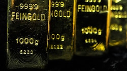 Der Goldpreis hat in der Nacht auf Montag mit 2353 US-Dollar je Feinunze einen neuen Rekord erreicht. (Bild: APA/Robert Jäger)