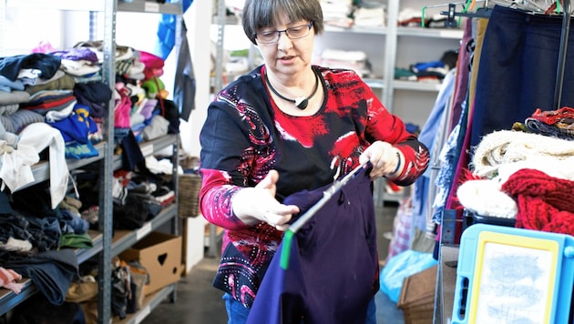 Zweimal in der Woche gibt Helli Klinec gespendete Kleidungsstücke an nach Wien geflüchtete Menschen aus. (Bild: Tina Herzl)