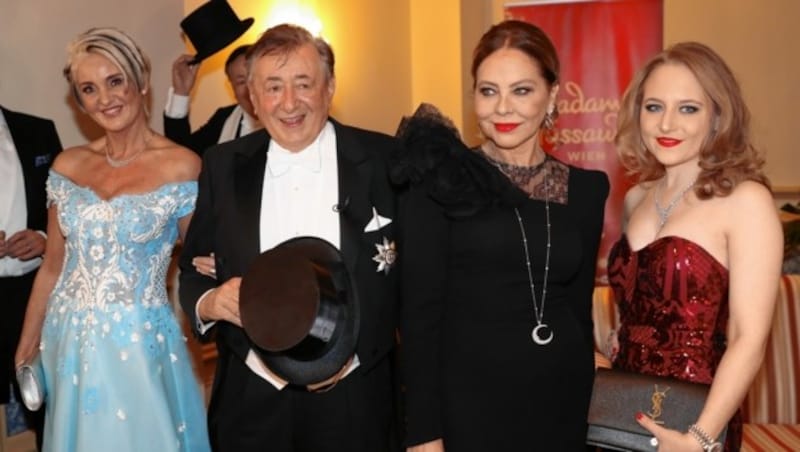 Richard Lugner mit „Zebra“ Karin Karrer, Ornella Muti und Tochter Jacqueline Lugner (Bild: Tomschi Peter)