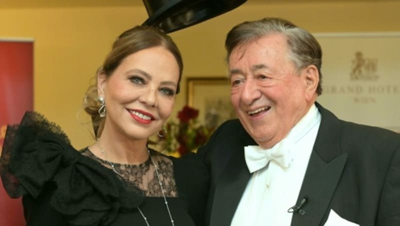 Gut gelaunt vor dem Ball der Bälle: Ornella Muti mit Richard Lugner (Bild: APA/HERBERT OCZERET)