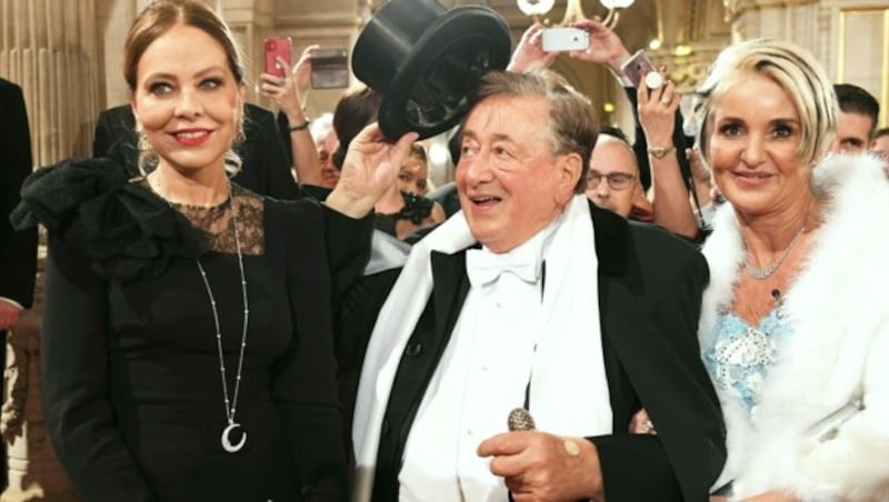 Richard Lugner mit Ornella Muti und Karin Karrer (Bild: APA/ROLAND SCHLAGER)