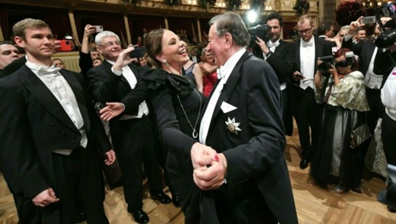 Richard Lugner wagte mit Ornella Muti ein Tänzchen. (Bild: APA/HELMUT FOHRINGER)