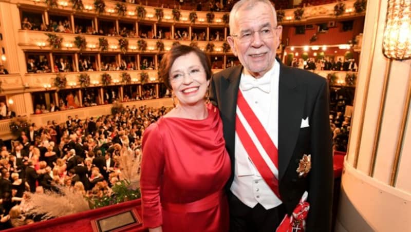 Doris Schmidauer und Bundespräsident Alexander Van der Bellen am Wiener Opernball (Bild: APA/ROLAND SCHLAGER)