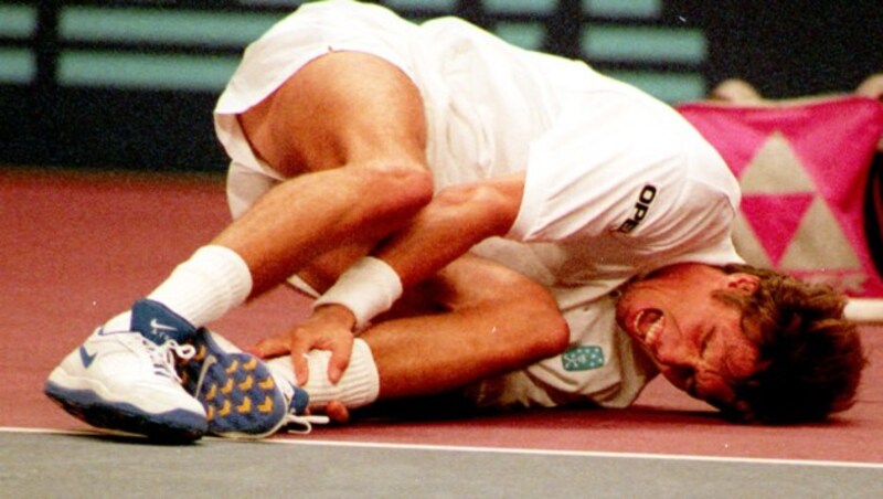 1995: Michael Stich liegt verletzt am Stadthallen-Boden. (Bild: APA)