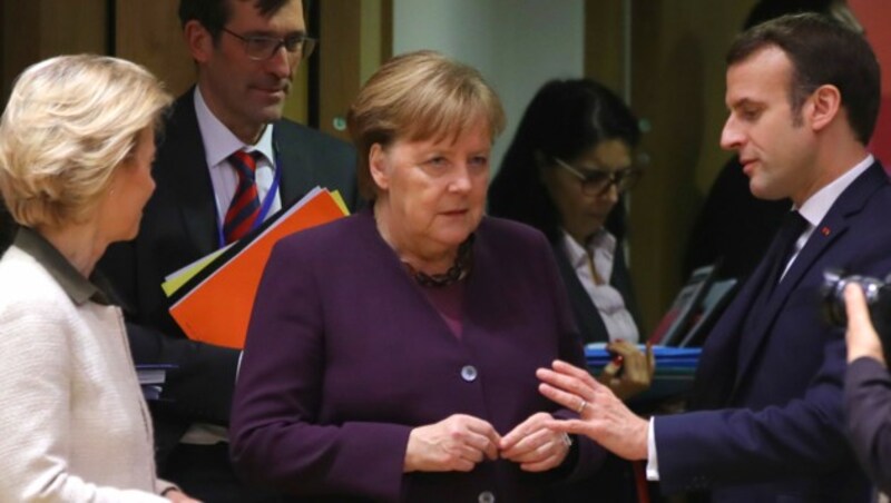 Emmanuel Macron spricht mit Angela Merkel und Ursula von der Leyen. (Bild: AP)