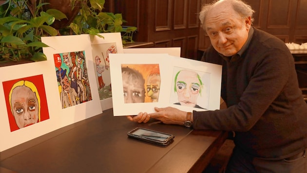 „Commissario Brunetti“-Star Karl Fischer mit seinen Bildern, die er auf dem Handy gemalt hat (Bild: zwefo)