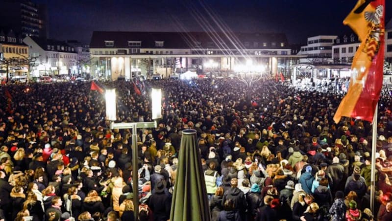 Tausende waren zu der Trauerveranstaltung gekommen. (Bild: AP)