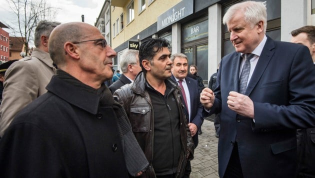 Der deutsche Innenminister Horst Seehofer (r.) besuchte am Donnerstag den Tatort des rassistisch motivierten Terroranschlags in Hanau und sprach mit Mitgliedern der städtischen kurdischen Gemeinschaft. (Bild: AFP)