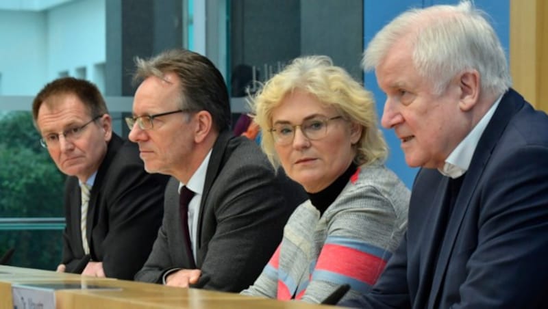 Justizministerin Christine Lambrecht sprach sich bei der Pressekonferenz in Berlin gegen schärfere Gesetze aus. Seehofer (r.) lässt die Polizeipräsenz in ganz Deutschland erhöhen. (Bild: AFP)