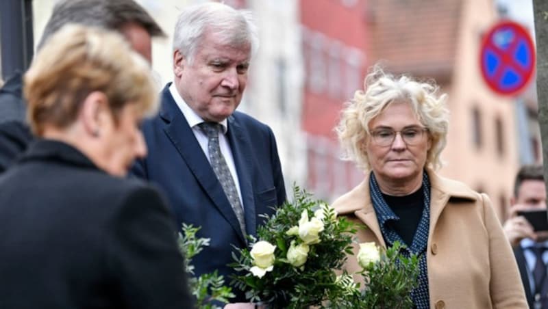 Bundesjustizministerin Christine Lambrecht und Innenminister Horst Seehofer besuchten am Donnerstag einen der Tatorte in Hanau, um dort Blumen niederzulegen. (Bild: AP)