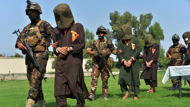 Afghanische Soldaten führen gefangen genommene Talibankämpfer ab. (Bild: APA/AFP/NOORULLAH SHIRZADA)