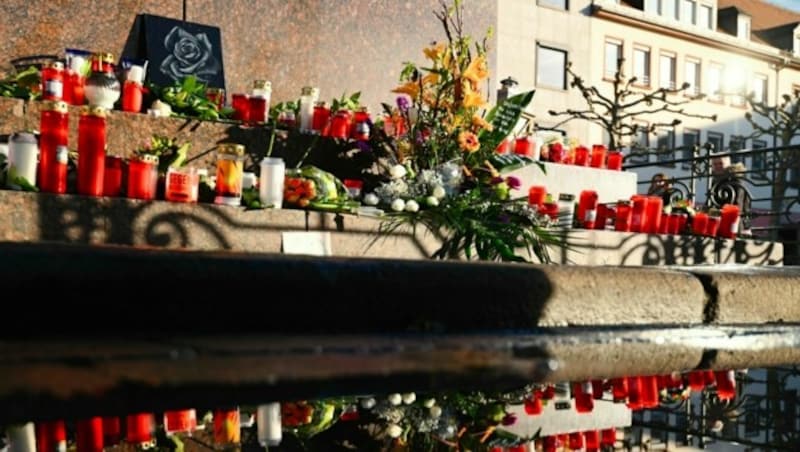 Kerzen und Blumen für die Opfer der Terrortat (Bild: AP)