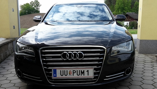 Dieser schwarzgraue Audi A8 ist Wolfgang Pum am 15. März 2018 in Ried in der Riedmark gestohlen worden (Bild: ZVG)