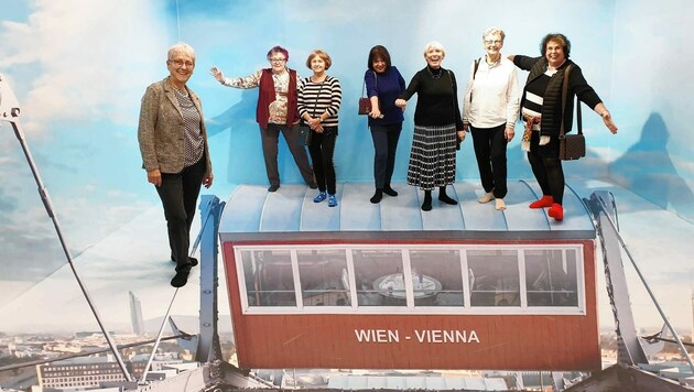 Erika Zeitler (3. v. re.) mit ihrer Damenrunde in einem Museum in Wien. (Bild: zVg)