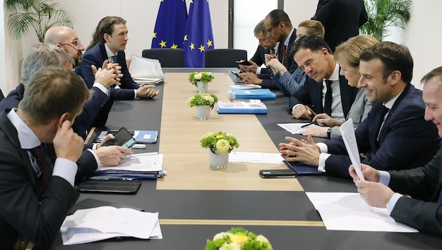 Am Verhandlungstisch: Bundeskanzler Kurz und zahlreiche EU-Regierungschefs wollten endlich eine Lösung für den mehrjährigen EU-Finanzrahmen. (Bild: APA/Bundeskanzleramt/Dragan Tatic)