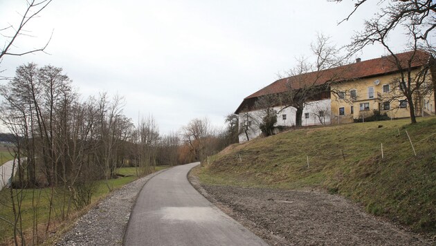 Ein 400 Meter langer Teilabschnitt der alten Bahntrasse (o.) wurde in Gaspoltshofen (l.) als Versuchsstrecke asphaltiert. (Bild: Helmut Klein)