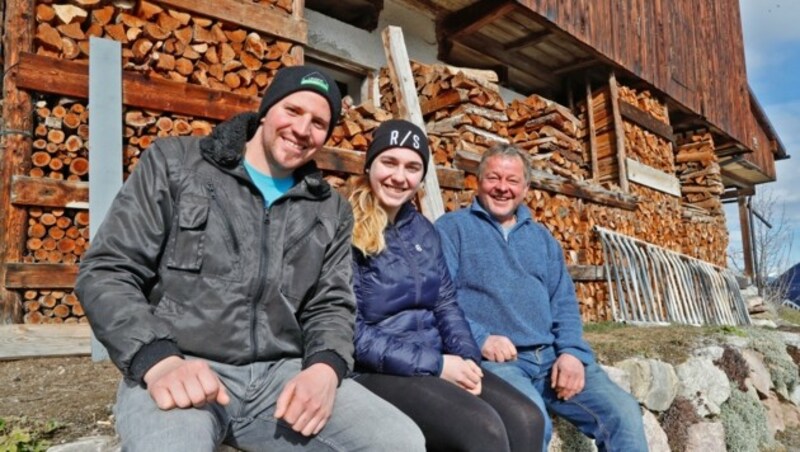 Fiechtl, Hussl und Gredler (v.li) sind Landwirte mit Leib und Seele, doch die Zukunft bereitet ihnen große Sorgen. (Bild: Christof Birbaumer Kronenzeitung)