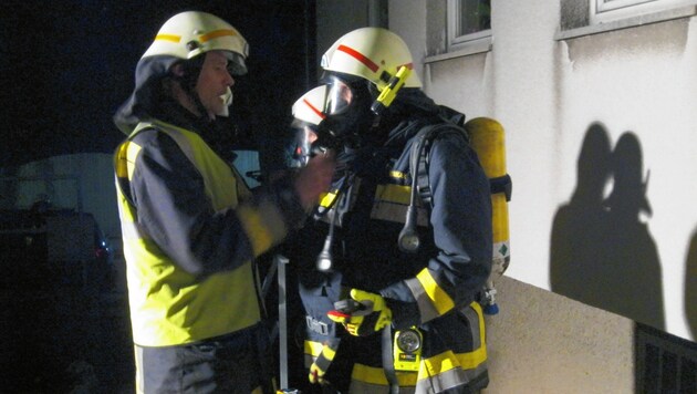 Atemschutz war bei dem Rettungseinsatz in Hinterbrühl (Niederösterreich) für die Florianis Pflicht. (Bild: FF Hinterbrühl)