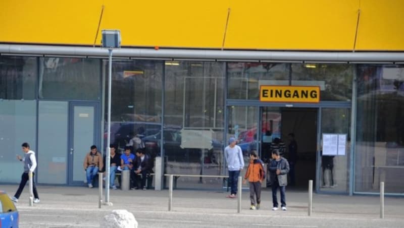 Eine Baumarkt-Halle in Leoben wurde als Flüchtlingsquartier adaptiert. Noch heute fallen Kosten an. (Bild: Heinz Weeber)