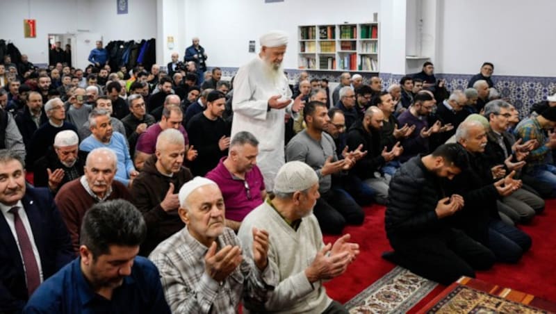 Muslime beten in einer Moschee in Hanau für die Opfer des rechtsradikalen Terrors. (Bild: AP)