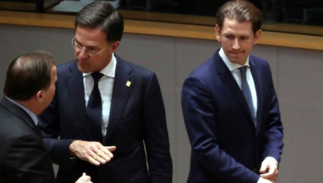 Der niederländische Premierminister Mark Rutte mit dem schwedischen Premier Stefan Lofven und link Österreichs Bundeskanzler Sebastian Kurz - drei der „Sparsamen Vier“ (Bild: AP)