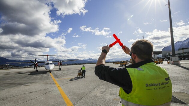 Alexander Jungwirt zeigt den Flugzeugen wo es langgeht (Bild: Tschepp Markus)