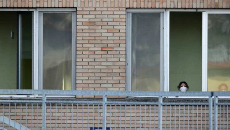 Eine Krankenschwester mit Mundschutz in einem Krankenhaus in Codogno, in der Nähe der lombardischen Stadt Lodi, wo 16 Coronavirus-Fälle gemeldet wurden. (Bild: AP)