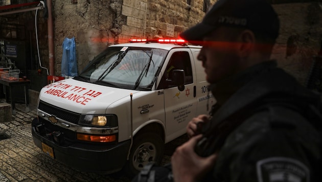 Ein Rettungsauto verlässt den Ort des Geschehens in der Jerusalemer Altstadt. (Bild: AFP)