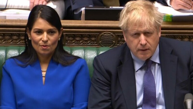 Die britische Innenministerin Priti Patel (im Bild mit Premier Boris Johnson) freut sich darauf, wieder einen blauen britischen Reisepass zu verwenden. (Bild: AFP)