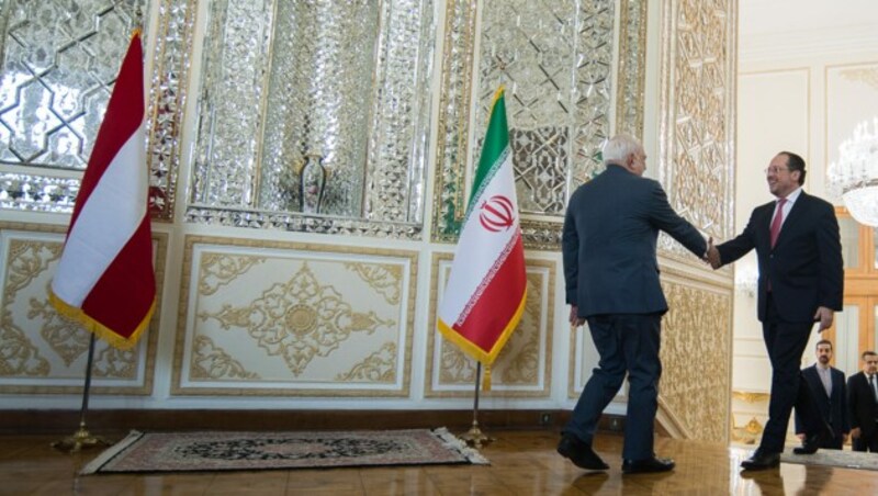 Schon bei der Begrüßung sorgte der iranische Außenminister für einen Aufreger mit seiner Aussage: „Ich habe kein Coronavirus.“ (Bild: APA/BMEIA/MICHAEL GRUBER)