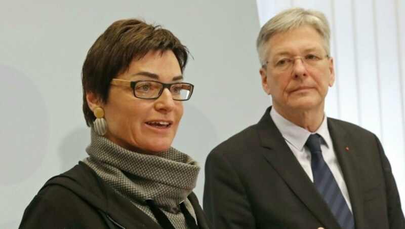 Gesundheitsreferentin Beate Prettner und Peter Kaiser (Bild: APA/Gert Eggenberger)