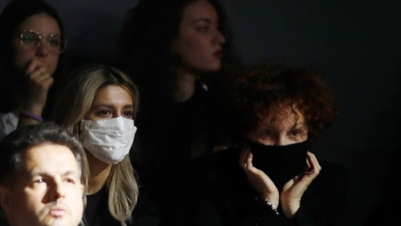 Zuschauerinnen tragen bei der Fashion Week in Mailand Gesichtsmasken. (Bild: AP)