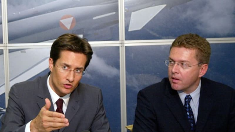 Der damalige Finanzminister Karl Heinz Grasser und Verteidigungsminister Herbert Scheibner (Bild: REUTERS)