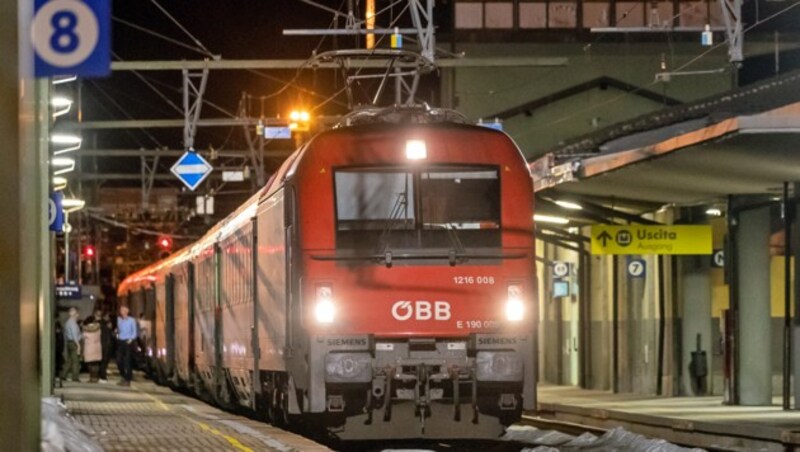 Am Brenner wurde ein ÖBB-Zug gestoppt, weil bei einem Passagier Corona-Verdacht bestand. (Bild: APA/EXPA/JOHANN GRODER)