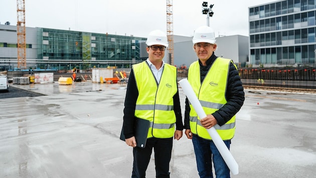Bei Infineon läuft der Ausbau mit Projektverantwortlichen Andreas Wittmann und Michael Eder nach Plan. (Bild: Infineon Austria)
