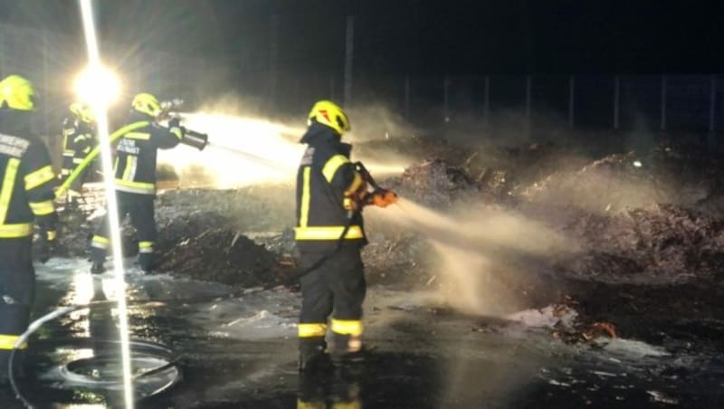 Beim Eintreffen brannte ein Hackschnitzelhaufen am Rand des Hackschnitzelbunkers auf ca. 10m². Funkenflug durch den starken Wind erhöhte die Ausbreitungsgefahr. Die Feuerwehren setzen mehrere Löschleitungen und Netzmittel ein und konnten den Brand rasch unter Kontrolle bringen. Zum endgültigen Ablöschen wurde der Haufen mittels Radlader verteilt und durchnässt. (Bild: FF frankenmarkt)