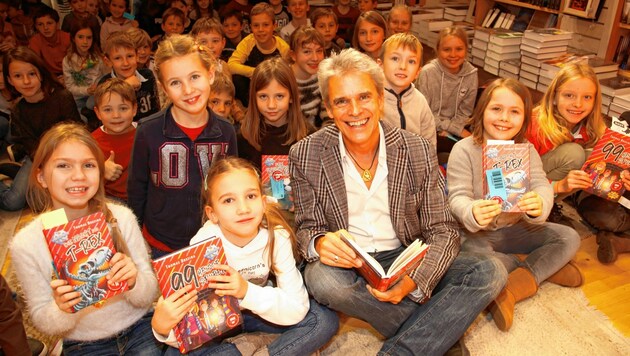 Autor Thomas Brezina mit kleinen Fans seiner Bücher. (Bild: Rojsek-Wiedergut Uta)