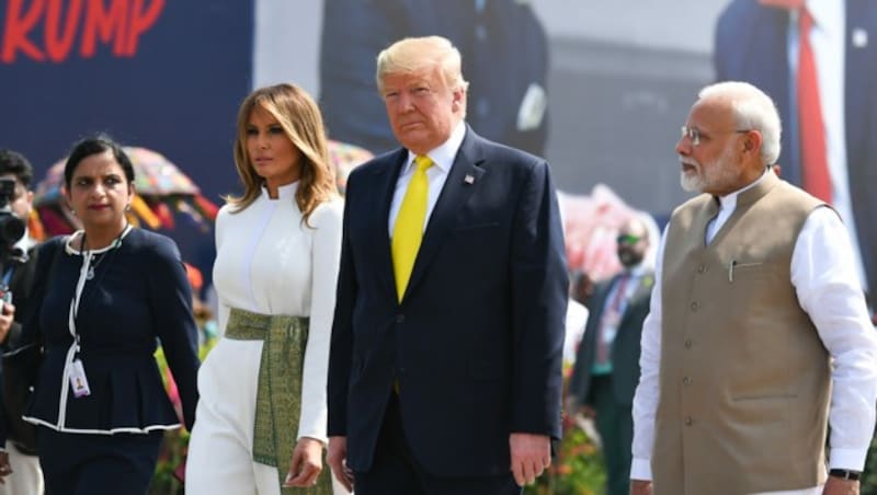 Indiens Premierminister Narendra Modi (rechts) mit US-Präsident Donald Trump und First Lady Melania Trump. (Bild: APA/AFP/Mandel NGAN)