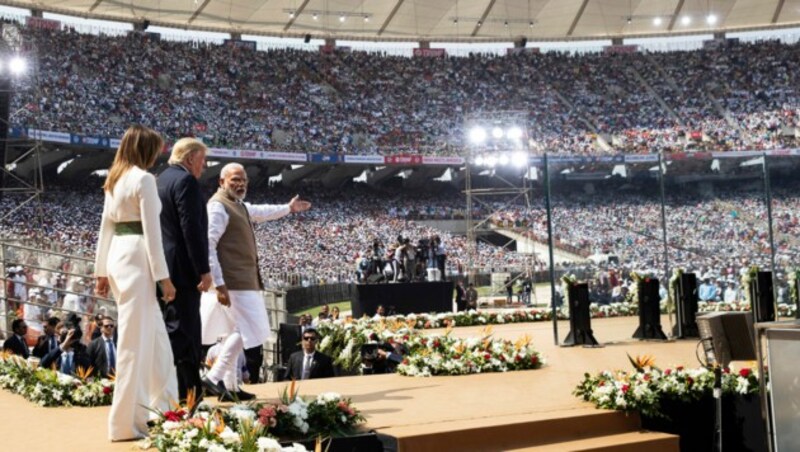 US-Präsident Donald Trump, First Lady Melania Trump und Indiens Premierminister Narendra Modi während der „Namaste Trump“ -Veranstaltung im Sardar Patel Stadium (Bild: AP)