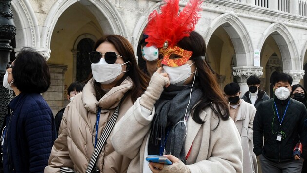 Touristen beim Karneval in Venedig (Bild: AFP)
