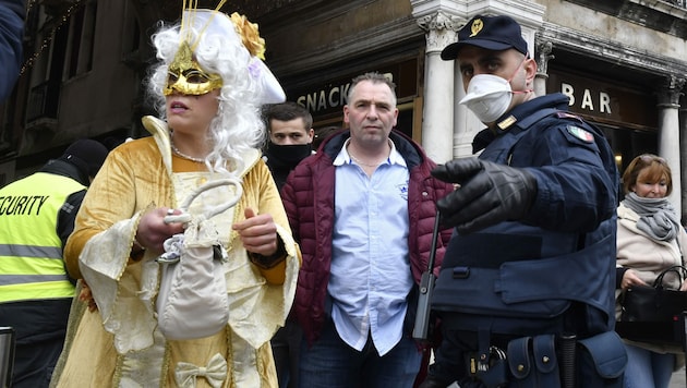 Zweierlei Masken am Karneval in Venedig ... (Bild: AP)