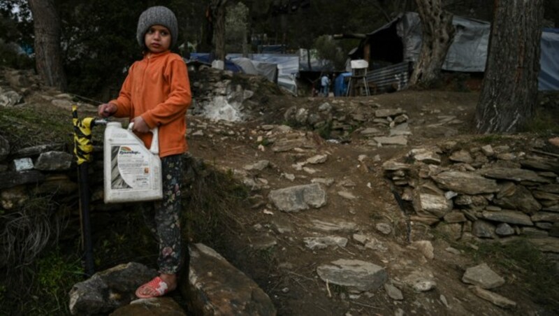 Im inoffiziellen Flüchtlingslager auf der griechischen Ägäisinsel Samos herrscht eine Trinkwasserknappheit für die dort lebenden Flüchtlinge vor. (Bild: AFP)