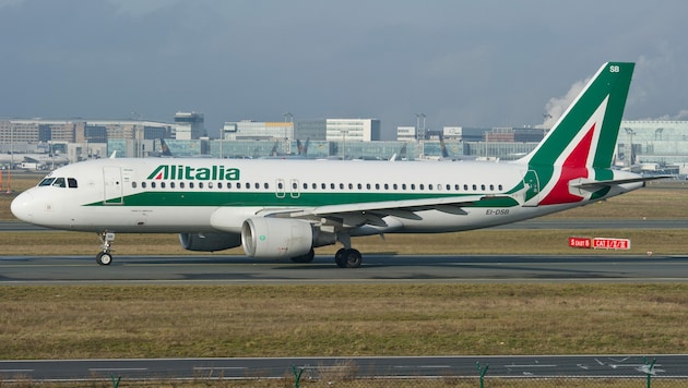 Wegen der Coronavirus-Epidemie in Norditalien durften 70 Passagiere an Bord einer Maschine aus Mailand auf Mauritius nicht aus dem Flugzeug aussteigen. (Bild: APA/dpa/Christoph Schmidt)