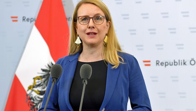 Wirtschaftsministerin Margarete Schramböck (Bild: APA/ROLAND SCHLAGER)