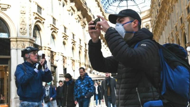 Dieser Tourist in der Mailänder Gallery Vittorio schützt sich vor dem Virus. (Bild: AFP )