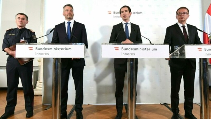 (v.l.n.r.) Der Leiter des Bundeskriminalamts Franz Lang, Innenminister Karl Nehammer (ÖVP), Bundeskanzler Sebastian Kurz (ÖVP) und Gesundheitsminister Rudolf Anschober (Grüne) (Bild: APA/HELMUT FOHRINGER)